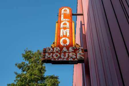 Alamo Drafthouse reprend les cinémas franchisés en faillite