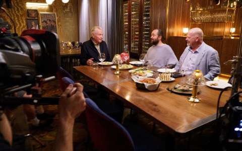 Jon Voight filme avec « Pawn Stars » au Barry’s Downtown Prime à Las Vegas