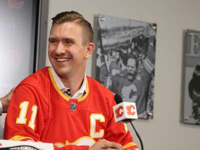 Mikael Backlund signe une prolongation et est nommé capitaine des Flames de Calgary