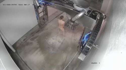 Il prend une «douche» dans un lave-auto