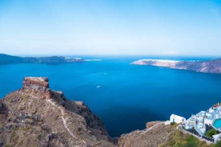 Laissez-vous envoûter par la beauté de Santorin, cet archipel grec à l’architecture traditionnelle