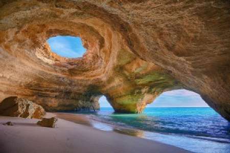 Explorez la grotte de Benagil, cette formation géologique uniquement accessible en bateau