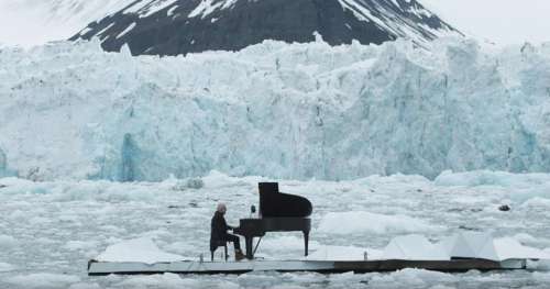 Ce pianiste joue une ode à l’Arctique au beau milieu des glaciers