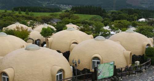 Pour résister aux séismes, les maisons de ce village japonais ont été construites en… polystyrène !