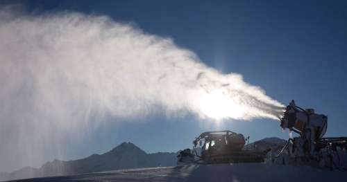 Des canons à neige pour refroidir l’Arctique ? Cette méthode est actuellement testée en Suisse