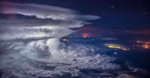 Au coeur des nuages, ce pilote de ligne immortalise les orages les plus impressionnants