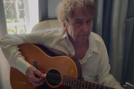 Regardez Bob Dylan chanter « Joyeux anniversaire » à Brian Wilson