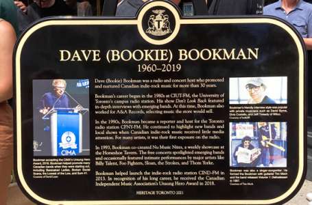 Dave “Bookie” Bookman, icône de la radio de Toronto, reçoit une plaque patrimoniale