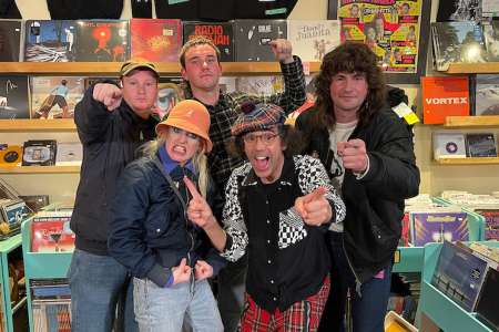 Regardez l’interview de Nardwuar Amyl et les renifleurs