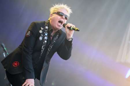 Le VUS de The Offspring prend feu sur une autoroute canadienne