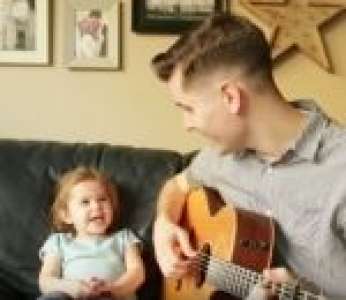 Un papa et sa fille de 4 ans chantent « You've Got a Friend In Me » du film Toy Story