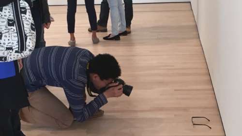 Des lunettes posées sur le sol dun musée sont prises pour une oeuvre dart