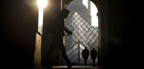 Au Louvre, une youtubeuse recalée à cause de sa tenue gothique