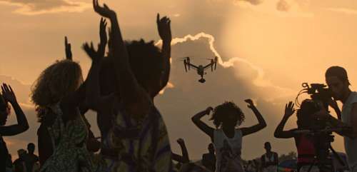 Pour son nouveau film, Yann Arthus-Bertrand succombe au drone DJI