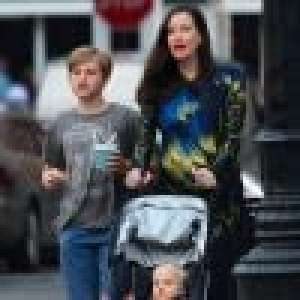 Liv Tyler enceinte : Son ventre rond mis en valeur devant un papy déconneur