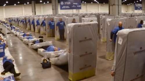 1200 dominos humains fracassent un record