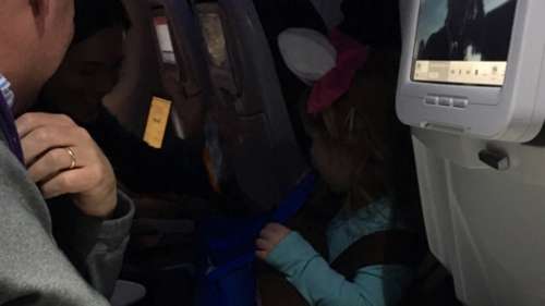 Une fillette de trois ans célèbre l’Halloween... en avion!