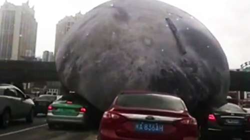 Course folle d'un ballon géant de la Lune en Chine