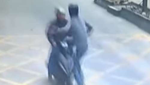 Son Kung Fu lui permet d'arrêter un voleur en motocyclette
