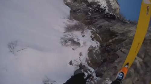 Un skieur contraint de sauter d’une falaise