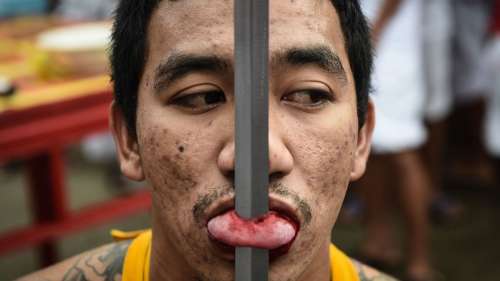 Épées, manches de hache et brochettes: piercing extrême en Thaïlande
