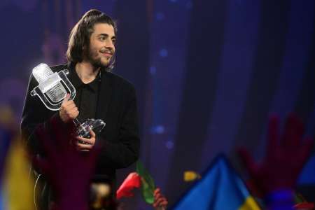 Eurovision : Découvrez Salvador Sobral et « Amar Pelos Dois » !