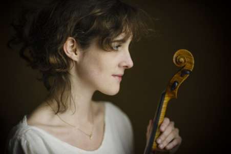 Fiona Monbet savoure au violon sa Contrebande