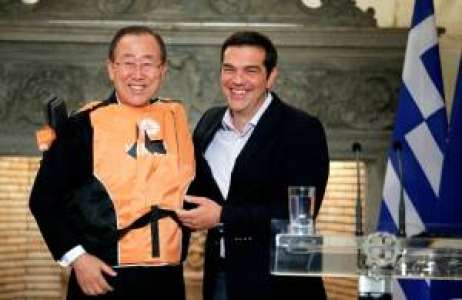 Migrants: un gilet de sauvetage,  cadeau de Tsipras à Ban Ki-moon