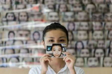 A Hong Kong, on façonne ses sourcils en même temps que son avenir