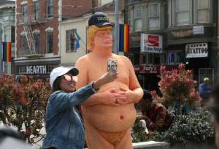 Une statue de Donald Trump nu aux enchères
