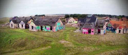 Normandie - Pirou-Plage : un village abandonné réinvesti par des graffeurs