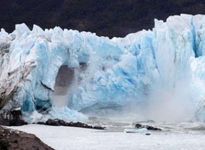 Spectaculaire rupture d'une arche de glace en Patagonie