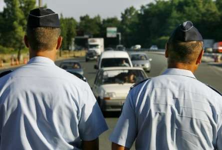 Accouchement imprévu sur une autoroute, avec un téléphone et... les CRS