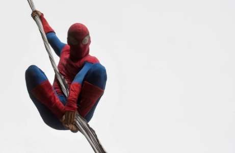 "Spiderman" tisse sa toile en Colombie, dans le ciel de Bogota