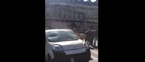 Un homme détruit sa voiture à Paris