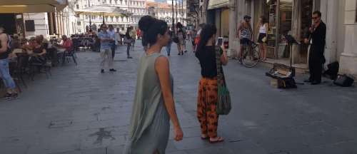 Une danseuse accompagne un musicien de rue