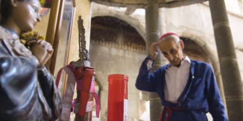 Un homme construit une cathédrale à la main