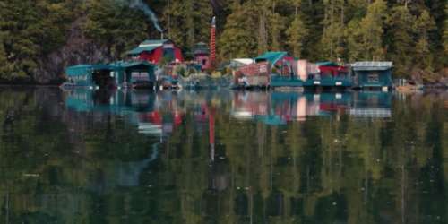 Un couple a construit une île flottante