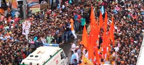 La foule laisse passer une ambulance