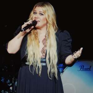 Kelly Clarkson : “Je pleurais si fort… avant même de me séparer” – Music News