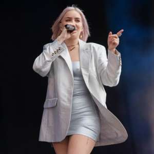 Anne-Marie révèle comment elle se calme avant un concert – Actus Musique