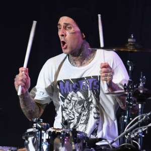 Travis Barker revient sur scène après son hospitalisation pour jouer avec Machine Gun Kelly – News 24