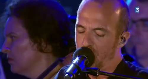 Calogero : en larmes, il ne parvient pas à terminer sa chanson en hommage aux victimes de Nice (VIDEO)