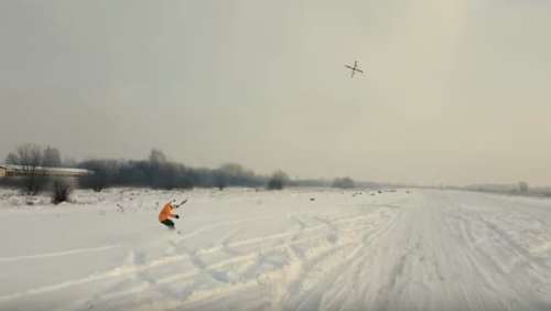 Le « droneboarding » ou l’art de faire du snowboard tracté par un drone