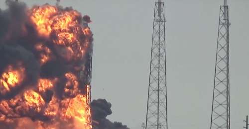La fusée Falcon 9 explose soudainement sur la rampe de lancement
