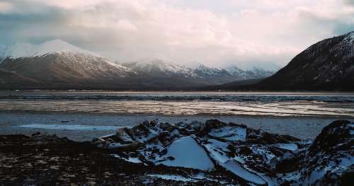 Parcourez les paysages merveilleux de l’Alaska, où la nature règne en maître