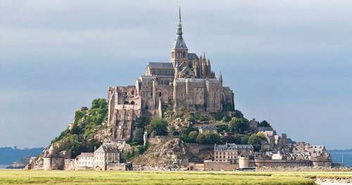 Une nécropole vieille de 800 ans vient d’être découverte par hasard au Mont-Saint-Michel
