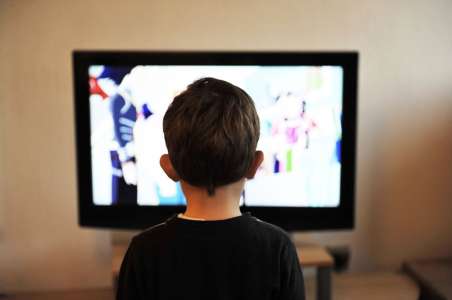 Isolement social, troubles de la vue… Quels sont les dangers des écrans sur les enfants ?