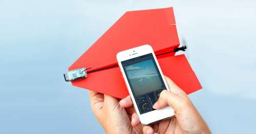 Pilotez les avions en papier de votre enfance depuis votre smartphone grâce à ce kit ingénieux