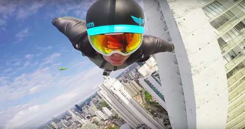 Embarquez pour un slalom vertigineux entre les immeubles du Panama avec ce professionnel de wingsuit